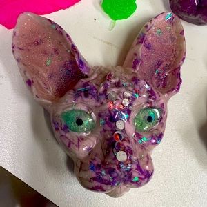 Resin cat
